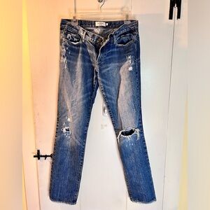 Abercrombie & Fitch distressed denim jeans in a size 6.
